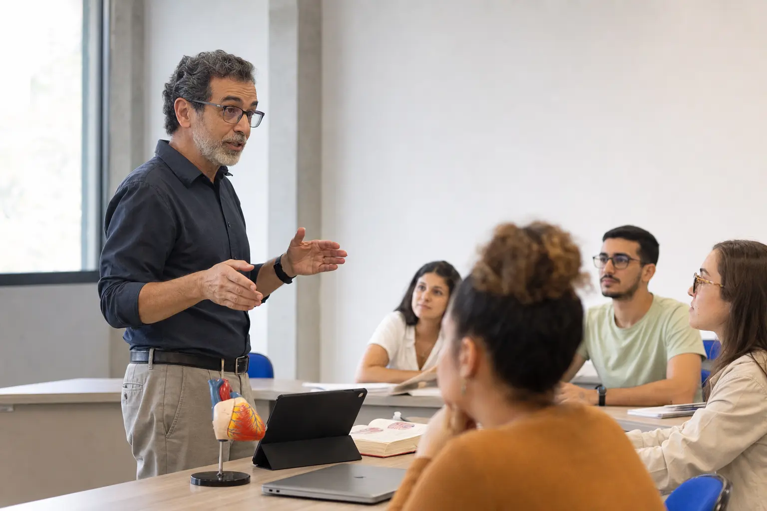 Docente em contexto de aula, em espaço acadêmico contemporâneo.